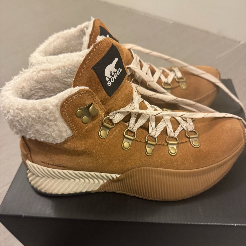 Sorel excellent condition- water proof snow boots- size 6.5
